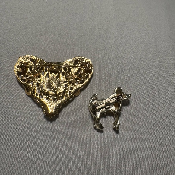 Elegant Gold Heart Brooch with Pearl Accents - Picture 3 of 6